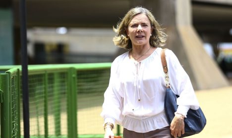 A presidente do PT, Gleisi Hoffmann, chega ao Centro Cultural Banco do Brasil, onde será feita a transição de governo.