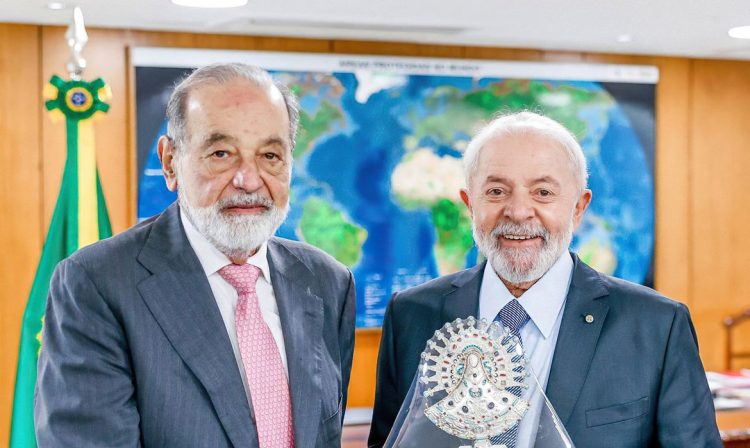 19/04/2024 - O presidente Lula recebeu o empresário mexicano Carlos Slim, fundador e controlador do Grupo América Móvil (AMX) e sua equipe. Na conversa, falaram sobre a expansão da rede de fibra ótica e 5G no Brasil e das oportunidades de parcerias comerciais no setor de telecomunicações. Slim anunciou o investimento estimado de R$ 40 bilhões no país nos próximos cinco anos no nosso país.  Foto: Ricardo Stuckert/PR