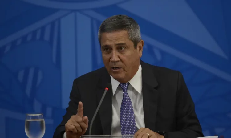 O ministro da Casa Civil, Braga Neto, participa da coletiva de imprensa no Palácio do Planalto, sobre as ações de enfrentamento no combate ao coronavírus