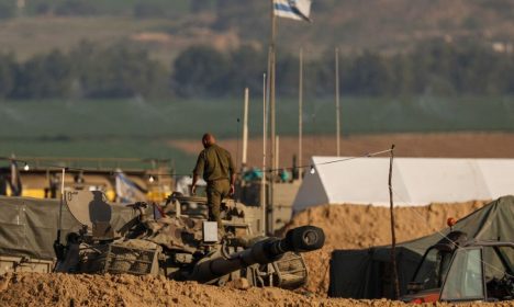 Israel 20/01/2024
Um soldado israelense caminha sobre uma unidade móvel de artilharia, em meio ao conflito em curso entre Israel e o grupo islâmico palestino Hamas, perto da fronteira Israel-Gaza, no sul de Israel. REUTERS/Tyrone Siu