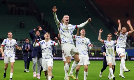 Erling Haaland e colegas da seleção da Noruega comemoram após vitória sobre a Itália pelas eliminatórias europeias para a Copa do Mundo
16/11/2025 REUTERS/Claudia Greco