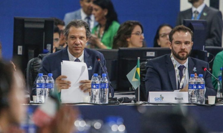 São Paulo (SP) 29/02/2024 - Ministro da Fazenda, Fernando Haddad (e), Secretário Executivo do Ministério da Fazenda, Dario Carnevalli (d) participam da 1ª reunião de Ministros de Finanças e Presidentes de Bancos Centrais do G20, no Pavilhão da Bienal no Parque Ibirapuera.  
Foto: Paulo Pinto/Agência Brasil