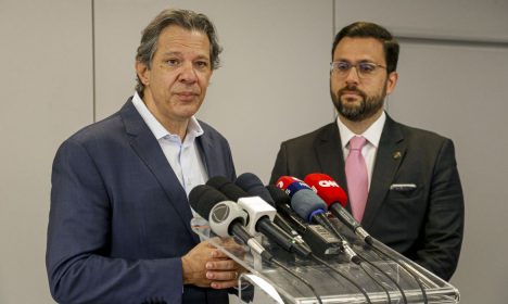 São Paulo (SP) 20/10/2023 - Ministro da Fazenda, Fernando Haddad, fala à imprensa ao lado do Presidente da CVM João Pedro Nascimento (Fora do quadro), sobre resolução relacionada ao Plano de Transformação Ecológica. 
Foto: Paulo Pinto/Agência Brasil
