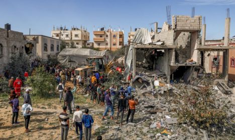 Palestinians gather at the site of an Israeli strike on a house, amid the ongoing conflict between Israel and Hamas, in Rafah in the southern Gaza Strip, March 1, 2024. REUTERS/Ibraheem Abu Mustafa