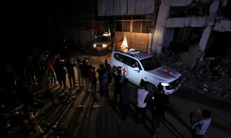 Cruz Vermelha recebe corpos de reféns do Hamas como parte da troca do cessar-fogo em Gaza
14/10/2025
REUTERS/Dawoud Abu Alkas