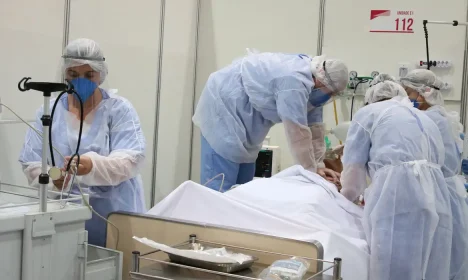 Médicos fazem treinamento no hospital de campanha para tratamento de covid-19 do Complexo Esportivo do Ibirapuera.