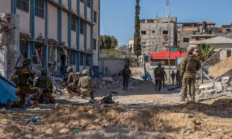 Soldados israelenses operam em local divulgado como Hospital Nasser em Gaza
 18/2/2024
Foto: ISRAEL DEFENSE FORCES/Via REUTER