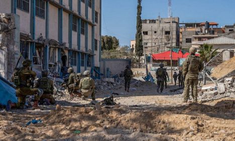 Soldados israelenses operam em local divulgado como Hospital Nasser em Gaza
 18/2/2024
Foto: ISRAEL DEFENSE FORCES/Via REUTER