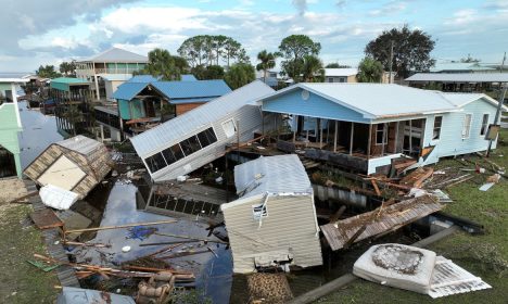 Propriedade danificada após passagem do furacão Idalia em Horseshoe Beach, na Flórida