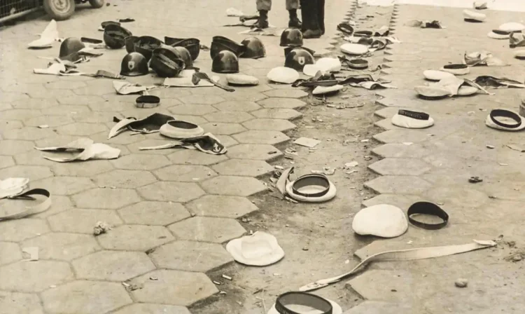 Rio de Janeiro (RJ) 20/03/2024 - Revolta dos Marinheiros no Rio de Janeiro em 25 de março de 1964
Os gorros dos marujos lançados à calçada simbolizavam a resistência contra a ordem de prisão dos organizadores de reunião comemorativa do segundo aniversário da Associação dos Marinheiros e Fuzileiros Navais, entidade considerada ilegal pela Marinha.
Foto: Arquivo Nacional/Memórias Reveladas/Divulgação