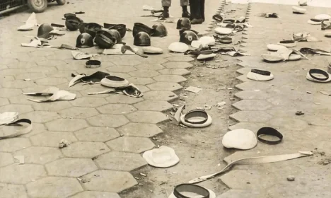Rio de Janeiro (RJ) 20/03/2024 - Revolta dos Marinheiros no Rio de Janeiro em 25 de março de 1964
Os gorros dos marujos lançados à calçada simbolizavam a resistência contra a ordem de prisão dos organizadores de reunião comemorativa do segundo aniversário da Associação dos Marinheiros e Fuzileiros Navais, entidade considerada ilegal pela Marinha.
Foto: Arquivo Nacional/Memórias Reveladas/Divulgação