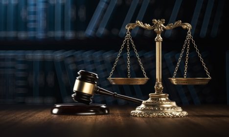 imagem-de-uma-balanca-e-um-martelo-sobre-uma-mesa-simbolizando-a-justica-e-combate-ao-crime