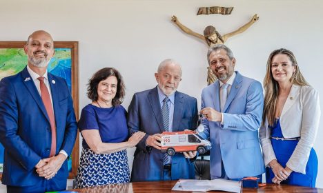 Brasília-DF, 09/11/2023, O presidente Lula, com a Ministra da Saúde, Nísia Trindade, e o Governador do Ceará, Elmano de Freitas, para entrega de 33 ambulâncias do SAMU 192 ao Ceará. Foto: Ricardo Stuckert/ PR