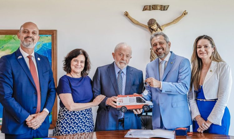 Brasília-DF, 09/11/2023, O presidente Lula, com a Ministra da Saúde, Nísia Trindade, e o Governador do Ceará, Elmano de Freitas, para entrega de 33 ambulâncias do SAMU 192 ao Ceará. Foto: Ricardo Stuckert/ PR