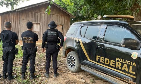 Nesta sexta-feira (10/11), a Polícia Federal cumpriu um Mandado de Prisão Preventiva e quatro mandados de Busca e Apreensão na Vila Sudoeste, zona rural de São Félix do Xingú/PA. A ação se deu no contexto da Operação de Desintrusão das Terras Indígenas APYTEREWA E TRINCHEIRA BACAJÁ.
 Foto: Polícia Federal/Divulgação