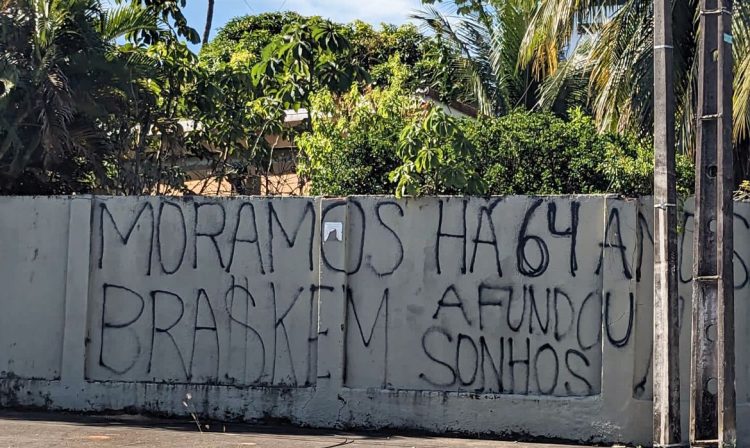 Maceio (AL) 01/12/2023 - Protesto na comunidade de Flexal, em Maceió, que pede a retirada das famílias do local que pode ser afetado com afundamento de uma mina de exploração de sal-gema da Braskem. 


Foto: Cibele Tenório/Agência Brasil