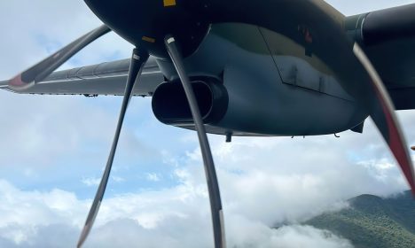 O Segundo Esquadrão do Décimo Grupo de Aviação (2º/10º GAV) - Esquadrão Pelicano foi acionado para realizar as buscas ao helicóptero, de matrícula PR-HDB, no litoral de São Paulo (SP), tendo cumprido, até o momento, aproximadamente 15 horas de voo. Responsável por realizar a ação de Busca e Salvamento de aeronaves e embarcações desaparecidas em todo território nacional, o Esquadrão atua, nesta missão, com a aeronave SC-105 Amazonas. A bordo, estão 15 tripulantes especializados. 
Foto: Fab/Gov.BR