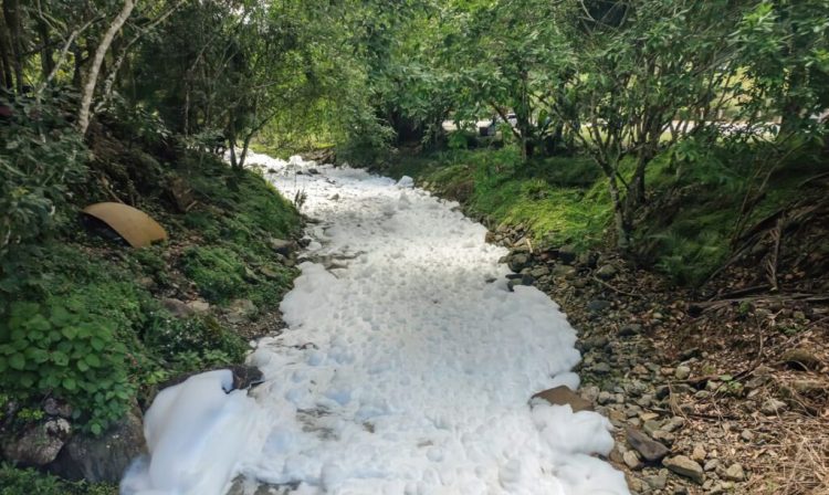 Derramamento de ácido sulfonico na estrada SC301 em Joinville. Foto: Polícia Militar Ambiental de SC/Divulgação