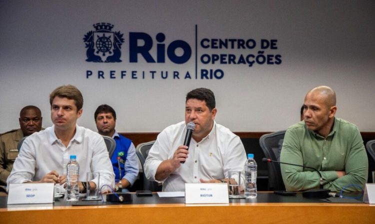 Rio de Janeiro (RJ) 06/02/2024 - Reunião sobre esquema operacional para os desfiles de carnaval no Sambódromo do Rio.
Brenno Carnevale (e), Secretário de Ordem Pública; Ronnie Costa (c), presidente da Riotur; e Marcus Belchior (d), chefe executivo do Centro de Operações Rio.
Foto: Alexandre Macieira
/Riotur