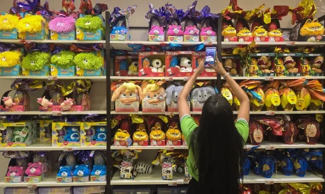 Brasília-DF, 27/03/2024 - Na semana da Páscoa as lojas oferecem diversas oções de ovos com brinquedos para atrair os clientes. Foto: Rafa Neddermeyer/Agência Brasil