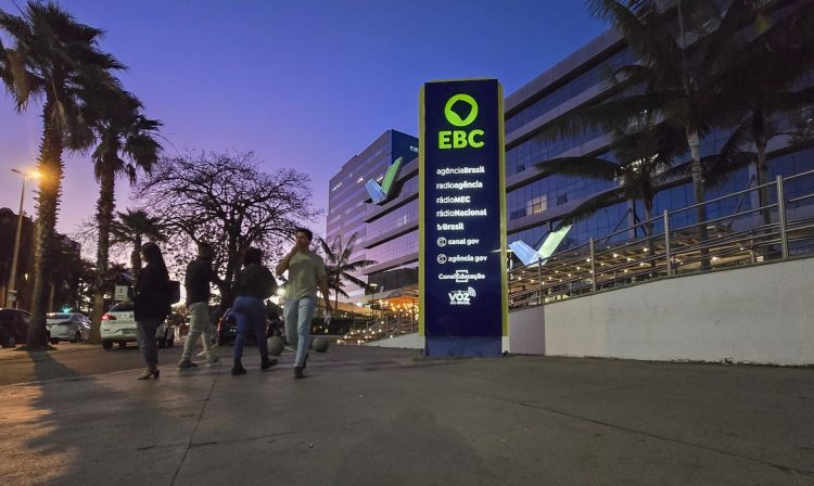 Brasília (DF), 26/04/2024 - Novo Totem da Empresa Brasil de Comunicação, EBC, em frente ao shopping Venâncio em Brasília.  Foto: Rafa Neddermeyer/Agência Brasil