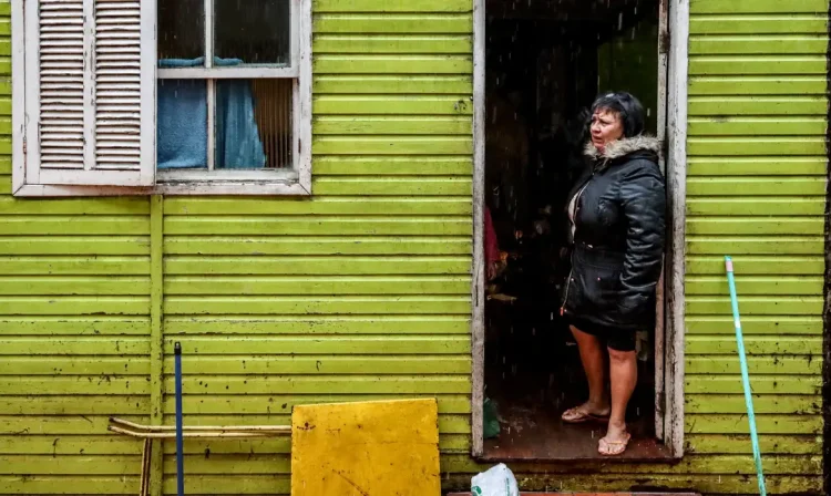 Porto Alegre (RS), 23/05/2024 – CHUVAS/ RS - ENCHENTES - Volta a chover forte em Porto Alegre e a moradora do bairro Menino Deus, Gislaine Fernandes Barbosa, teme que sua casa volte a inundar. 
Foto: Rafa Neddermeyer/Agência Brasil