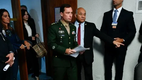 Mauro Cid compareceu ao depoimento com a farda do Exército /Foto: Geraldo Magela/Agência Senado