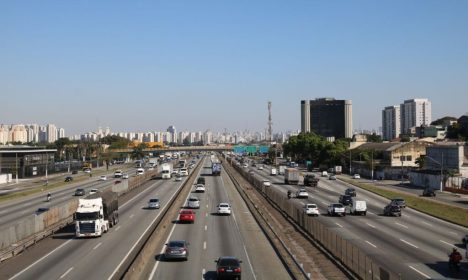 Trânsito de veículos na Rodovia Presidente Dutra