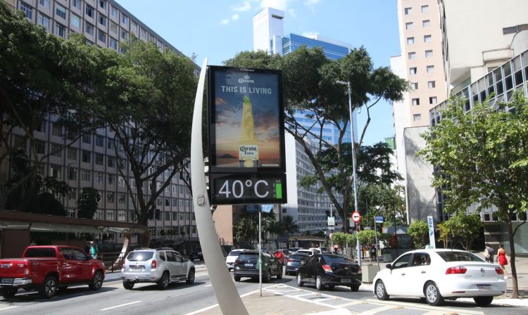 São Paulo (SP), 12/11/2023 - Termômetro marca 40 graus na Avenida 9 de Julho, região central da capital. Foto: Rovena Rosa/Agência Brasil