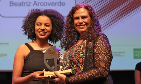 São Paulo (SP), 12/11/2024 - Beatriz Arcoverde recebe Prêmio +Admirados Jornalistas Negros e Negras da
Imprensa Brasileira. Foto: +Admirados Jornalistas Negros e Negras da 
Imprensa Brasileira/Divulgação