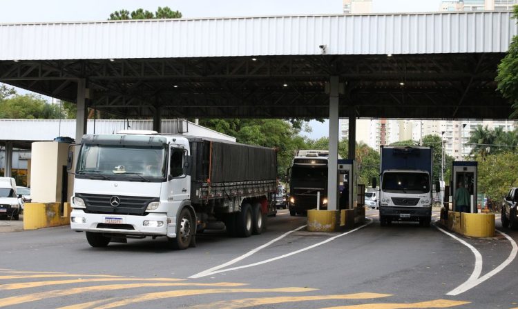 Portão de acesso da Companhia de Entrepostos e Armazéns Gerais de São Paulo - CEAGESP, na Vila Leopoldina.