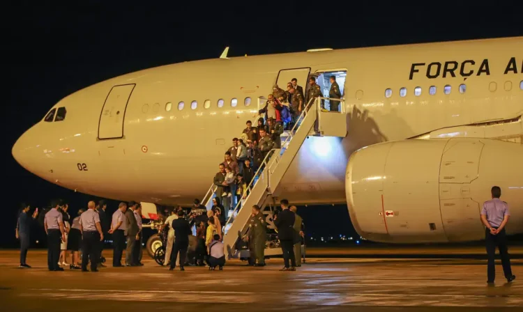 Brasília (DF) 11/12/2023 – A Operação Voltando em Paz, do Governo Federal, cumpre mais uma missão de repatriação de brasileiros, tinha a bordo, 48 passageiros repatriados da Faixa de Gaza.
Foto: Antonio Cruz/Agência Brasil