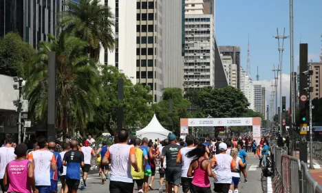 Linha de chegada dos corredores amadores da 97ª Corrida Internacional São Silvestre, na Avenida Paulista.