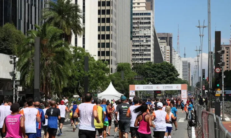Linha de chegada dos corredores amadores da 97ª Corrida Internacional São Silvestre, na Avenida Paulista.