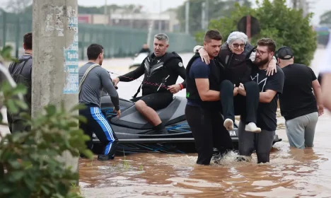 As fortes chuvas que castigam Canoas — e o Rio Grande do Sul — desde a semana passada resultaram em uma grande força-tarefa da Prefeitura para retirar famílias desalojadas ou desabrigadas de áreas de risco. Nas últimas horas, a mobilização se intensificou em bairros como Mathias Velho, Rio Branco, Cinco Colônias, Central Park, Fátima e Niterói. A ação conta com a Defesa Civil, as Forças Armadas, o Corpo de Bombeiros e voluntários. Foto: Pref. de Canoas/Divulgação