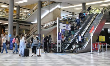 Movimento de passageiros no aeroporto de Congonhas.