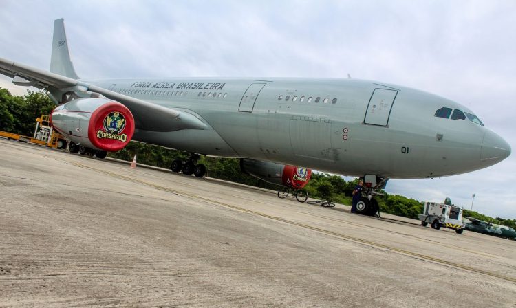 Rio de Janeiro (RJ), 16.10.2023- Aeronave KC-30 (Airbus A330 200), da FAB, decola do Aeroporto do Galeão para realizar o sétimo voo de repatriação de brasileiros em Israel. Purificadores de água e kits médicos foram embarcados no voo, que tem a dupla missão de resgatar brasileiros em Israel e levar insumos humanitários para Gaza. Fotos: Gov BR/ FAB