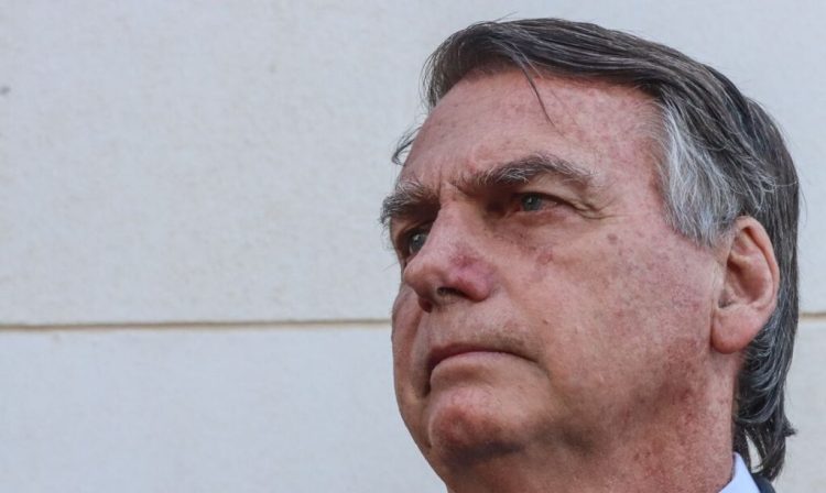 Brasília (DF), 18/10/2023, O ex-presidente Jair Bolsonaro, fala com jornalistas, na sede da Polícia Federal em Brasília. Foto: Valter Campanato/Agência Brasil