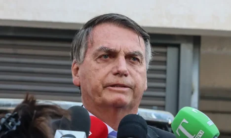 Brasília (DF), 18/10/2023, O ex-presidente Jair Bolsonaro, fala com jornalistas, na sede da Polícia Federal em Brasília. Foto: Valter Campanato/Agência Brasil