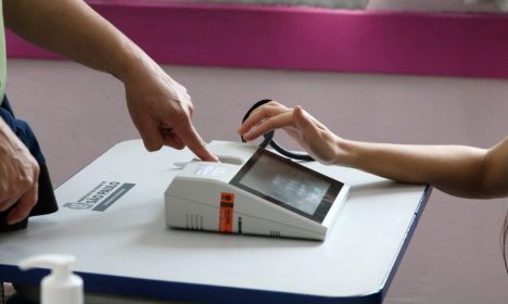 Eleitora realiza biometria durante votação na Escola Municipal de Ensino Fundamental - EMEF Celso Leite Ribeiro Filho, em Bela Vista.