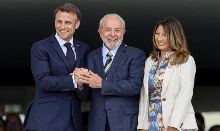 Brasília (DF) 28/03/2024 - O presidente Luiz Inácio Lula da Silva (c) acompanhado da primeira-dama, Janja Lula da Silva (d), participa da cerimônia oficial de chegada do Presidente da República Francesa, Emmanuel Macron (e), no Palácio do Planalto.
Foto: Fabio Charles Pozzebom/Agência Brasil