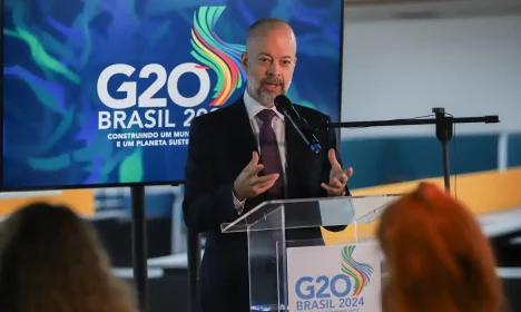 Brasília-DF, 02/02/2024,  O coordenador brasileiro do Grupo de Trabalho (GT), Marden Barboza, durante coletiva para apresentar um balanço da reunião do grupo de Trabalho de Infraestrutura do G20 – que integra a Trilha de Sherpas – encerra reunião técnica de dois dias realizada por videoconferência, da sede do G20, em Brasília. Foto: Antonio Cruz/Agência Brasil