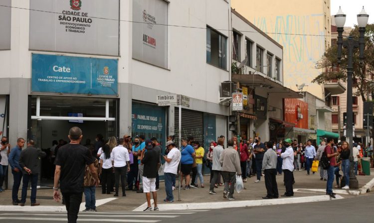 Fila no mutirão de emprego realizado pela Prefeitura de São Paulo no Cate Central da Avenida Rio Branco.