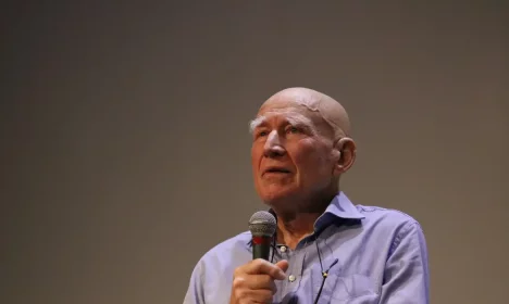 São Paulo (SP), 09/05/2024 - O fotógrafo Sebastião Salgado fala durante abertura da mostra 50 anos da Revolução dos Cravos em Portugal, com curadoria de Lélia Wanick Salgado, no Museu da Imagem e do Som - MIS. Foto: Rovena Rosa/Agência Brasil