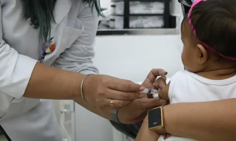 Bebês recebem as vacinas do calendário básico de vacinação do SUS na Unidade Básica de Saúde - UBS Brás.