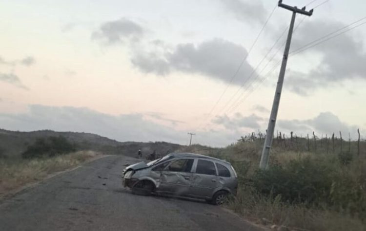 Após capotamento de carro, homem foi levado a hospital, mas não resistiu. Foto: Reprodução