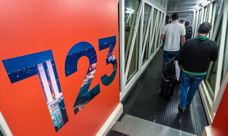 Brasília (DF), 01/09/2023, Propaganda da empresa 123 Milhas, no Aeroporto Internacional Presidente Juscelino Kubitschek.  Foto: Juca Varella/Agência Brasil