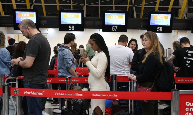 Fila de passageiros no embarque do Aeroporto de Congonhas após cancelamento de vôos.