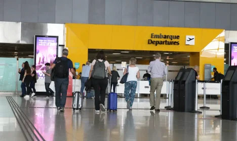 Passageiros embarcam no terminal 3 do Aeroporto Internacional de Guarulhos.