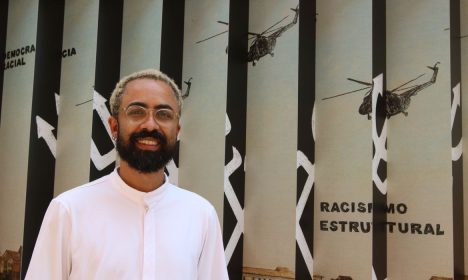 São Paulo (SP), 05/10/2023 - O artista Jaime Lauriano apresenta as obras que fazem parte do Panorama da Cidade de São Paulo, projeto que propõem releituras de pinturas históricas, nas escadarias do Beco do Pinto. Foto: Rovena Rosa/Agência Brasil